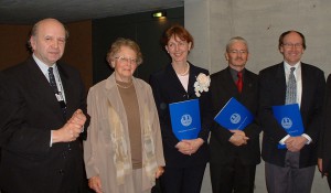 Die Preisträger von links mit Urkunde: Dr. Regina Radlbeck-Ossmann, Dr. Wolfgang Schuhmacher, Dr. Matthias Haudel